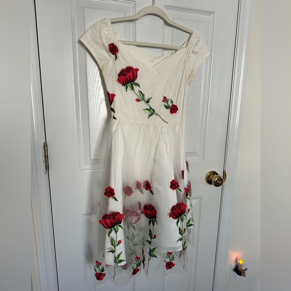 “Unique Vintage” Ruby red rose embroidered dress 🌹